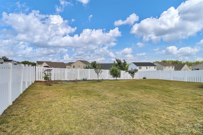 Property image 4 at 7826 Meridale Forest Drive, Charlotte, NC 28269