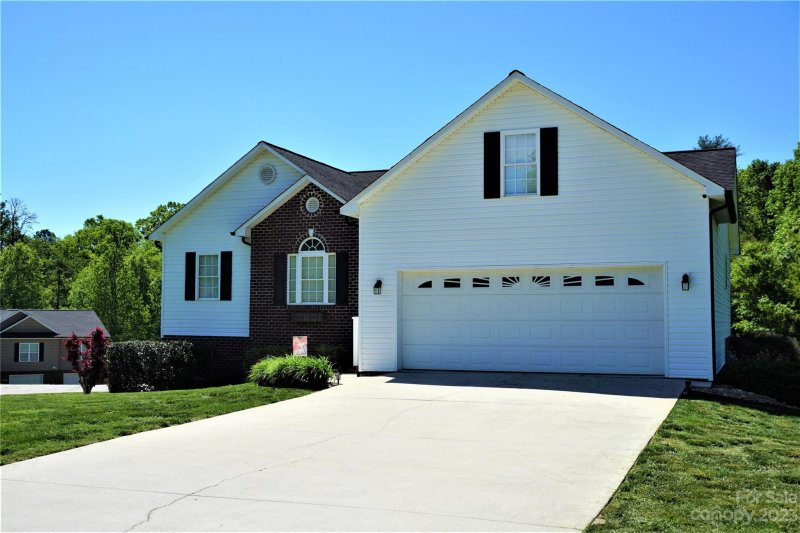 Property image 3 at 2492 Harvest Drive, Hickory, NC 28601