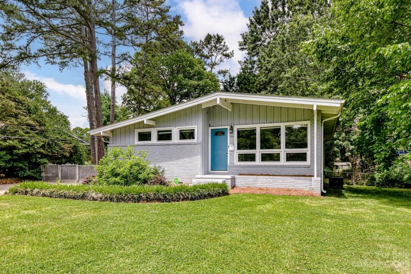 Property image 3 at 1511 Briarfield Drive, Charlotte, NC 28205