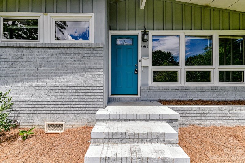 Property image 4 at 1511 Briarfield Drive, Charlotte, NC 28205