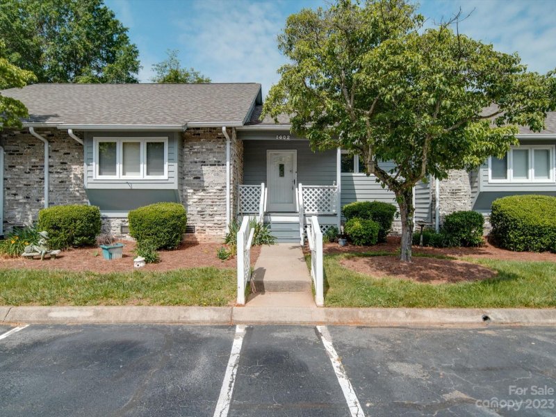 1402 Wellington Hills Circle