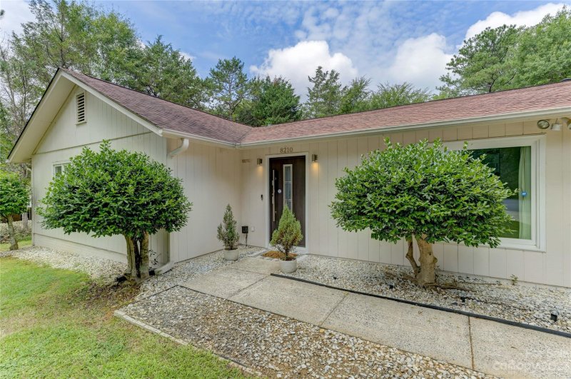 Property image 4 at 8210 Meadowind Circle, Charlotte, NC 28226