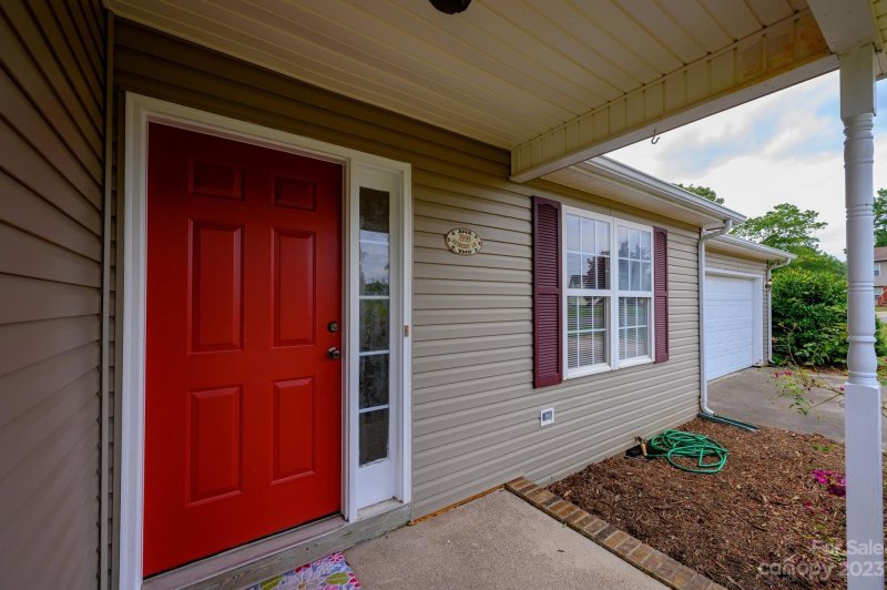 Property image 3 at 1999 Redberry Lane, Conover, NC 28613