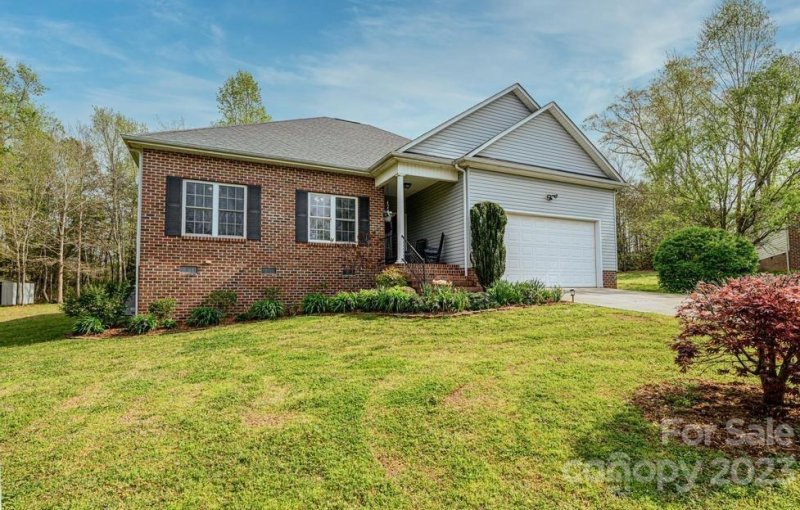 Property image 2 at 2615 36th Avenue Court, Hickory, NC 28601