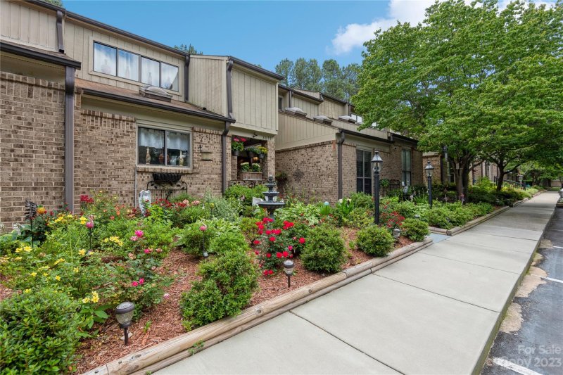 Property image 2 at 8073 Charter Oak Lane, Charlotte, NC 28226