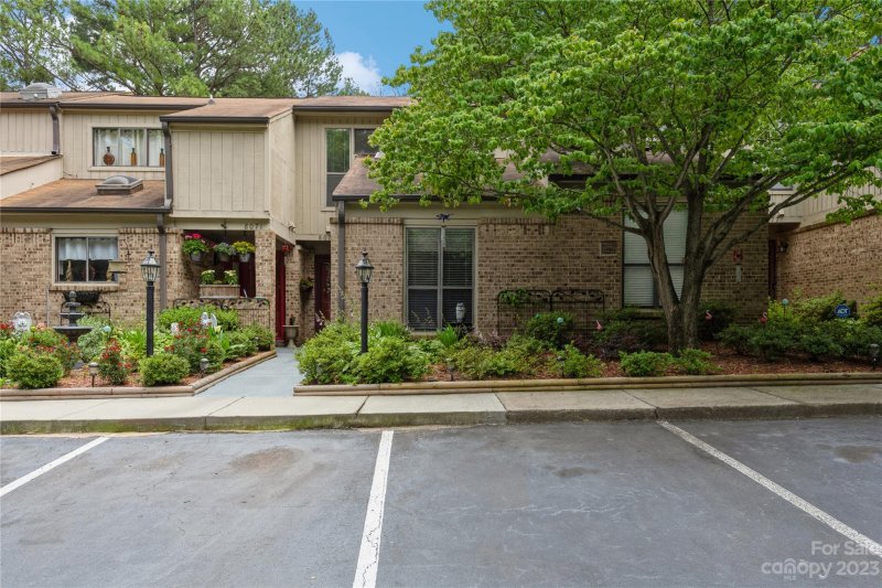 Property image 4 at 8073 Charter Oak Lane, Charlotte, NC 28226