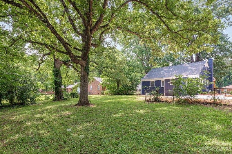Property image 3 at 5734 Oak Drive, Charlotte, NC 28216