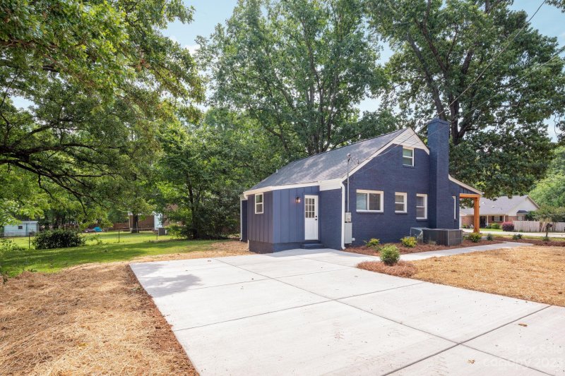 Property image 4 at 5734 Oak Drive, Charlotte, NC 28216