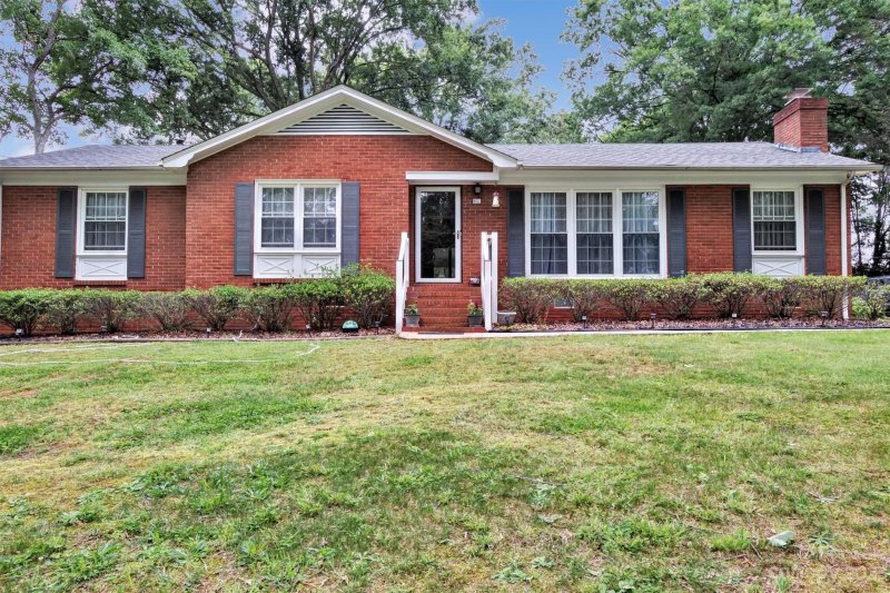 902 Creekbriar Avenue