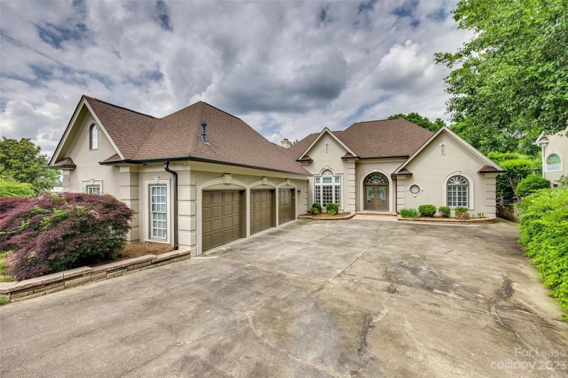 Property image 2 at 16017 Riverpointe Drive, Charlotte, NC 28278