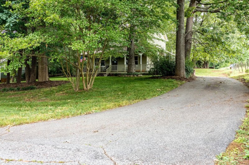 Property image 3 at 1564 Kenlane Drive, Hickory, NC 28601