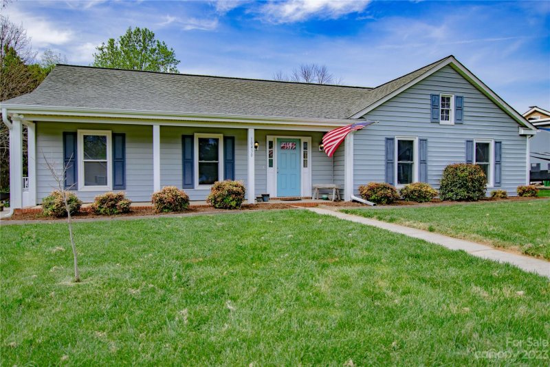 Property image 2 at 10430 Queensmead Circle, Charlotte, NC 28273