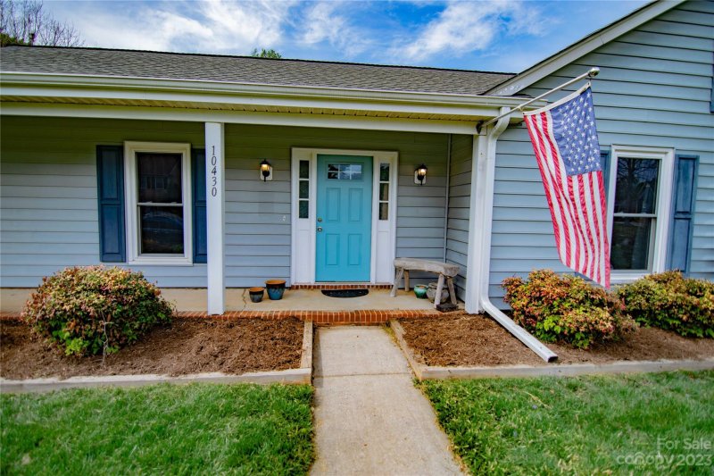 Property image 3 at 10430 Queensmead Circle, Charlotte, NC 28273