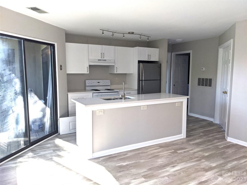 Property image 4 at 8125 Cedar Glen Drive, Charlotte, NC 28212