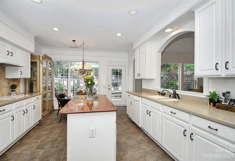 Property image 3 at 340 Robinlynn Road, Matthews, NC 28105