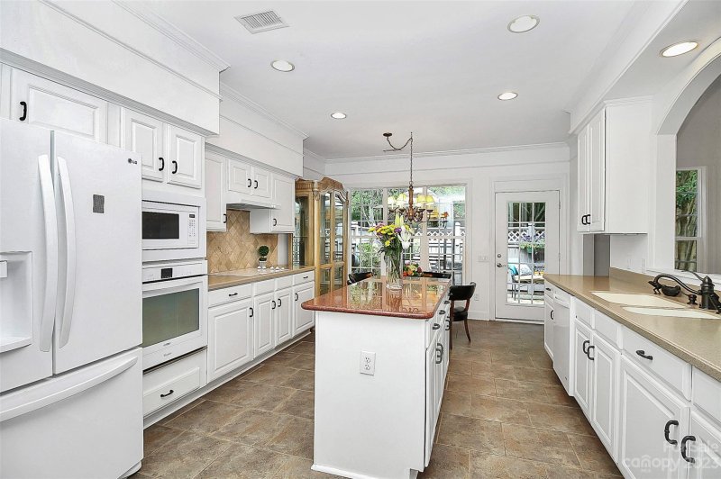 Property image 4 at 340 Robinlynn Road, Matthews, NC 28105