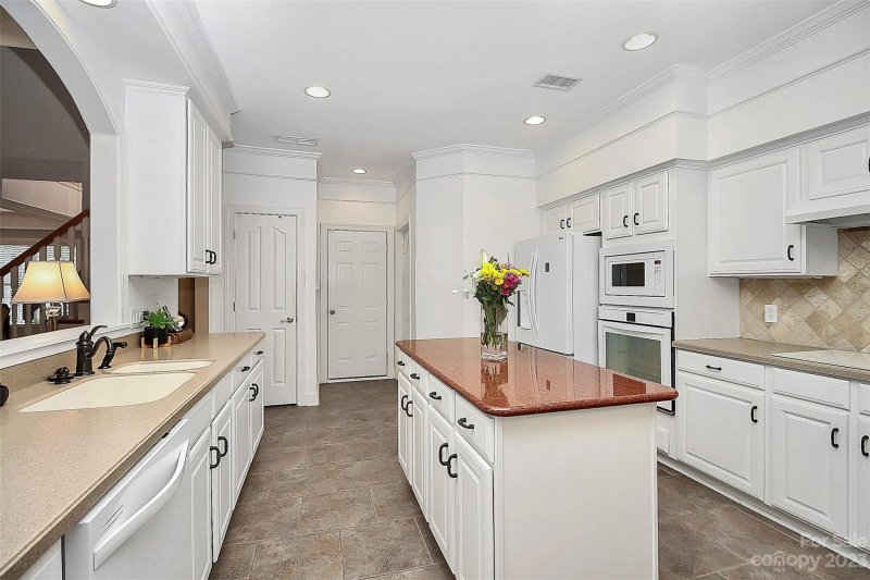 Property image 5 at 340 Robinlynn Road, Matthews, NC 28105