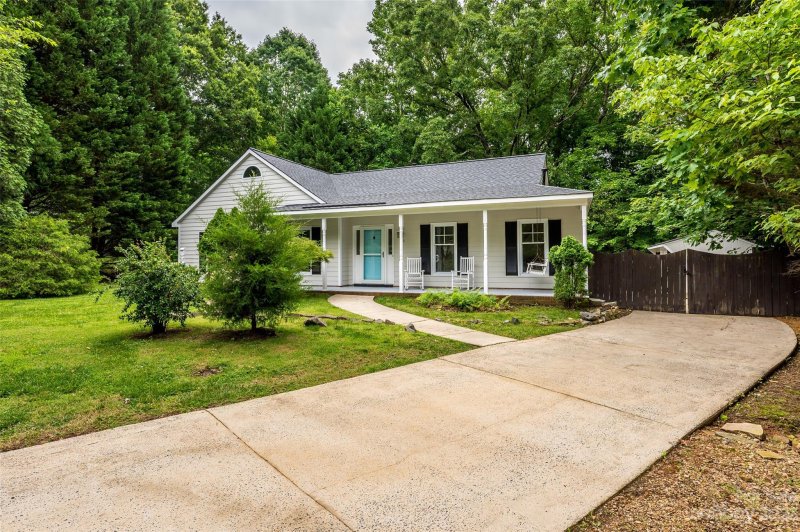 Property image 3 at 310 Longbridge Drive, Matthews, NC 28105