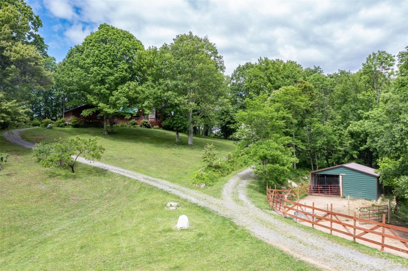 Property image 5 at 898 Glade Mountain Drive, Canton, NC 28716