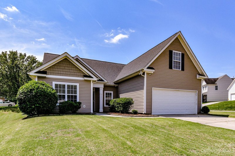 Property image 2 at 6824 Fortescue Drive, Charlotte, NC 28213