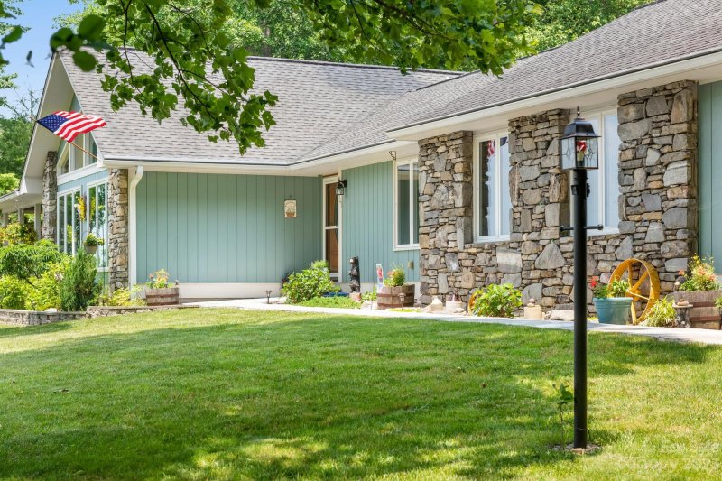 Property image 3 at 941 Eagles Court, Hendersonville, NC 28739