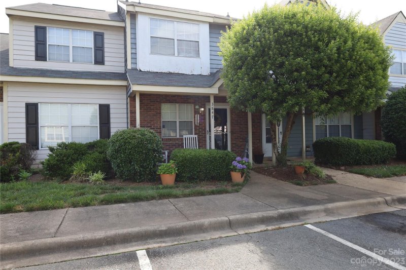 Property image 2 at 3847 Mosscroft Lane, Charlotte, NC 28215