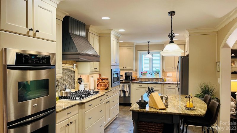 Property image 2 at 4101 Meadowridge Drive, Charlotte, NC 28226