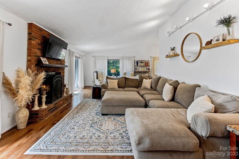 Property image 4 at 138 Surry Lane, Hendersonville, NC 28791