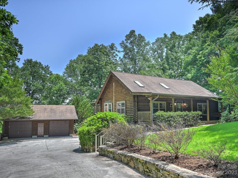 Property image 2 at 336 Winding Way Lane, Hendersonville, NC 28792