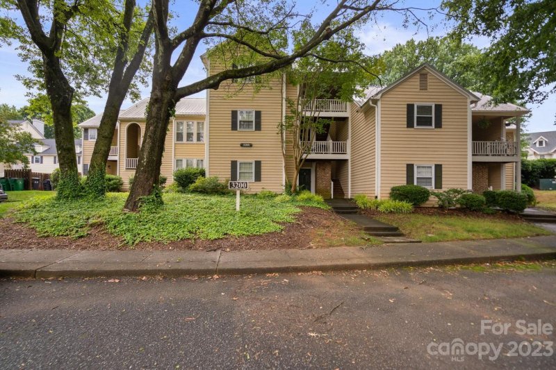 Property image 2 at 3200 Selwyn Farms Lane, Charlotte, NC 28209