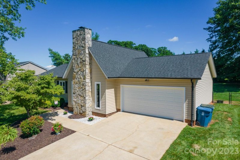 Property image 2 at 4874 Forest Ridge Drive, Hickory, NC 28602