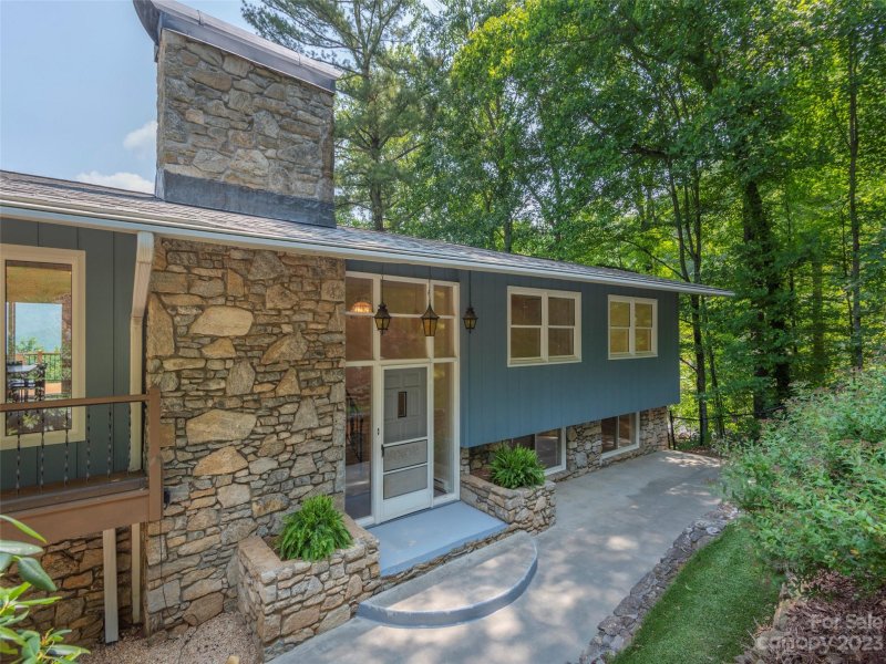 Property image 2 at 501 Howland Drive, Asheville, NC 28804