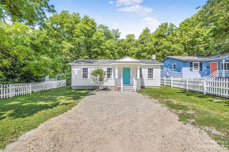 Property image 2 at 729 Pennsylvania Avenue, Charlotte, NC 28216