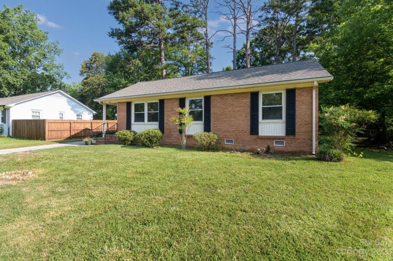 Property image 2 at 308 Edgeland Drive, Matthews, NC 28105