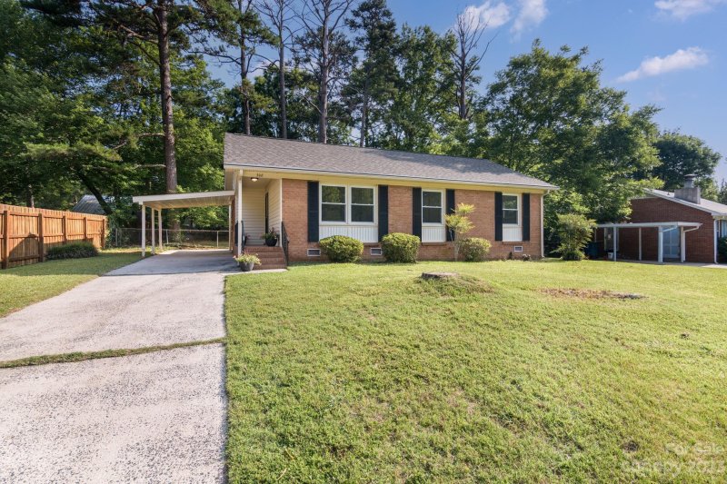 Property image 3 at 308 Edgeland Drive, Matthews, NC 28105