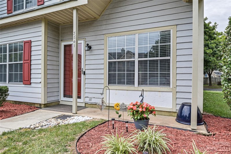 Property image 2 at 3841 Mosscroft Lane, Charlotte, NC 28215