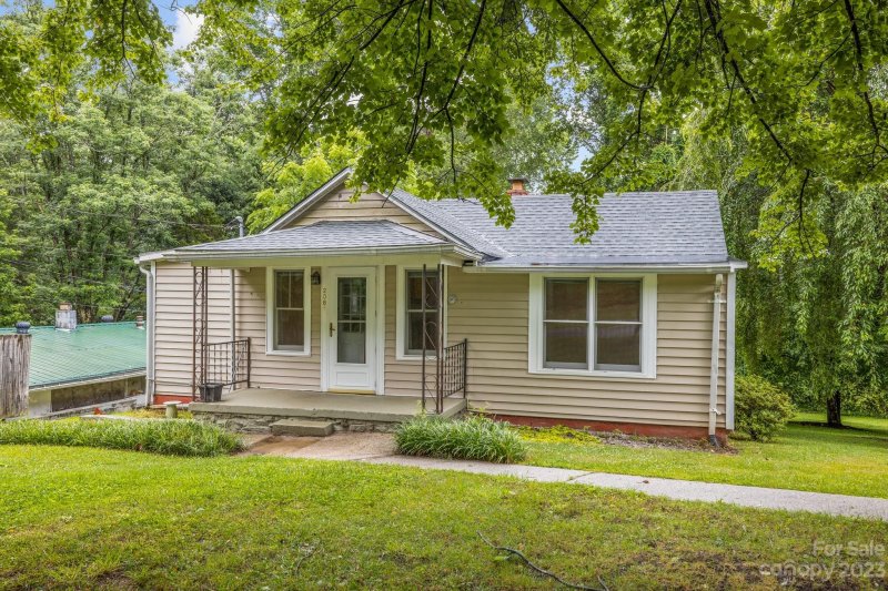 Property image 2 at 208 Appalachian Way, Asheville, NC 28806