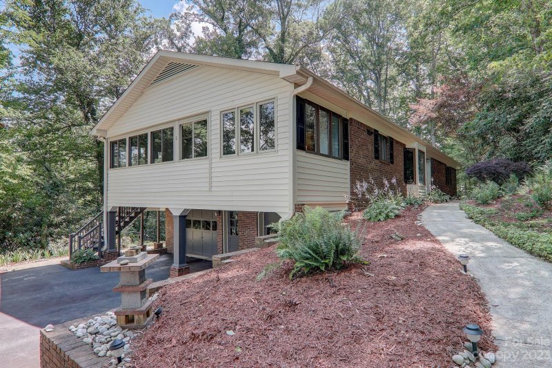 Property image 3 at 624 Goldview Drive, Hendersonville, NC 28791