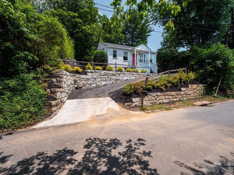 Property image 2 at 25 Laurel Avenue, Asheville, NC 28804