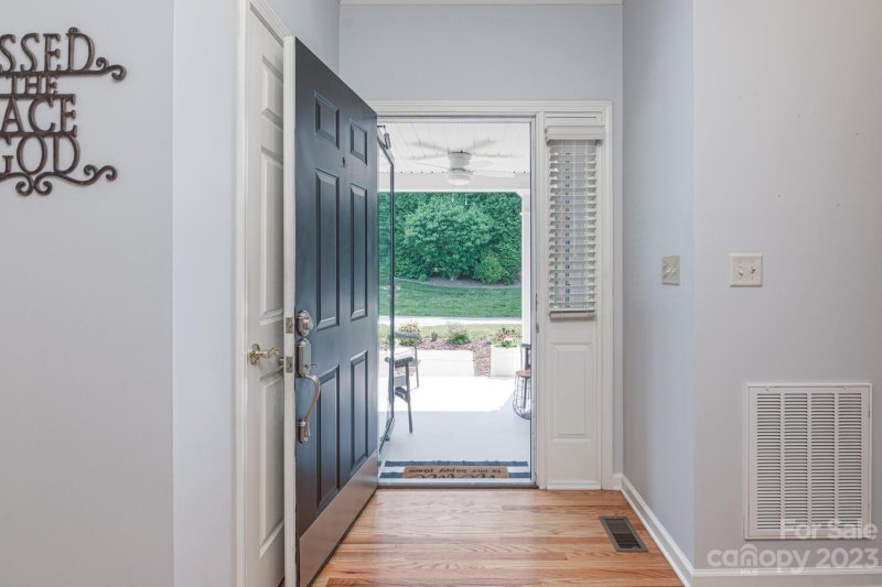 Property image 3 at 40 Old Creek Lane, Hendersonville, NC 28739