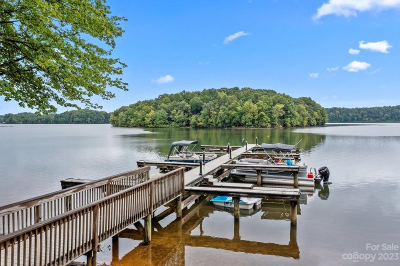 Property image 2 at 915 Northeast Drive, Davidson, NC 28036