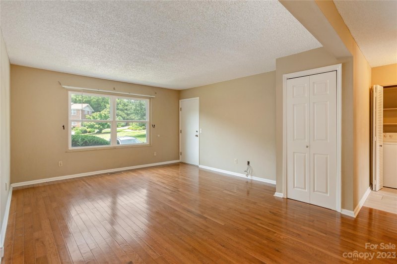 Property image 3 at 27 Capri Lane, Hendersonville, NC 28791