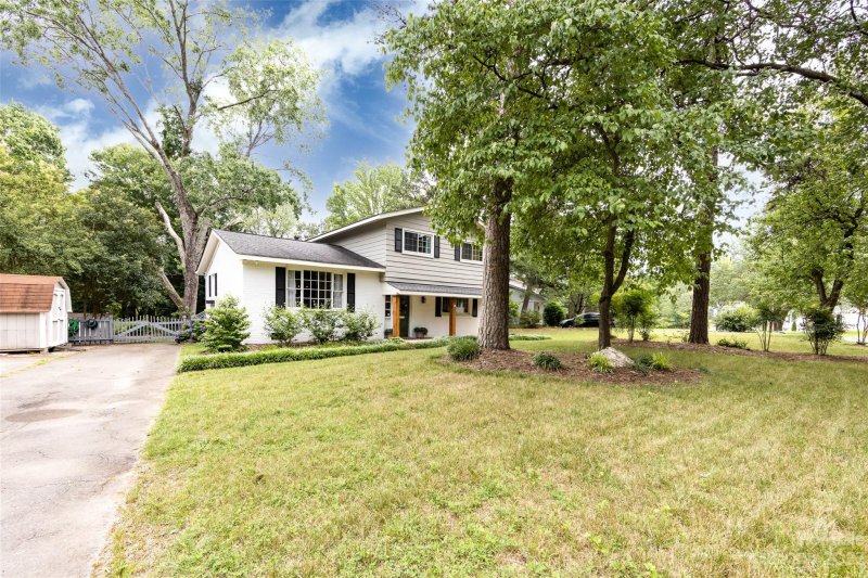 Property image 2 at 1301 Fox Run Drive, Charlotte, NC 28212