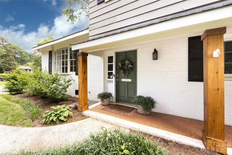 Property image 3 at 1301 Fox Run Drive, Charlotte, NC 28212