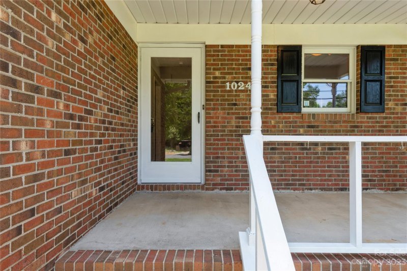 Property image 2 at 1024 Ravendale Drive, Charlotte, NC 28216