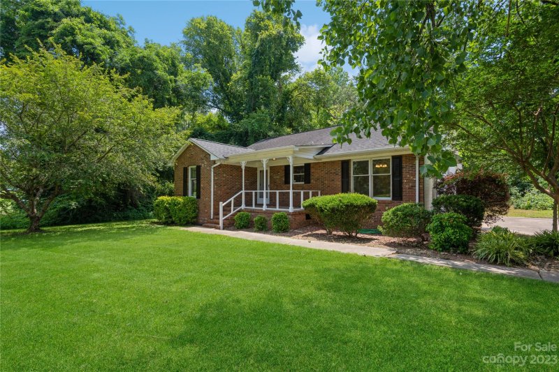 Property image 3 at 1024 Ravendale Drive, Charlotte, NC 28216