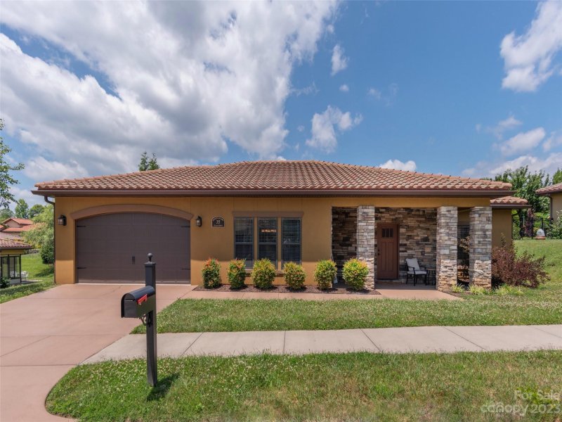 Property image 2 at 35 Ocaso Drive, Asheville, NC 28806