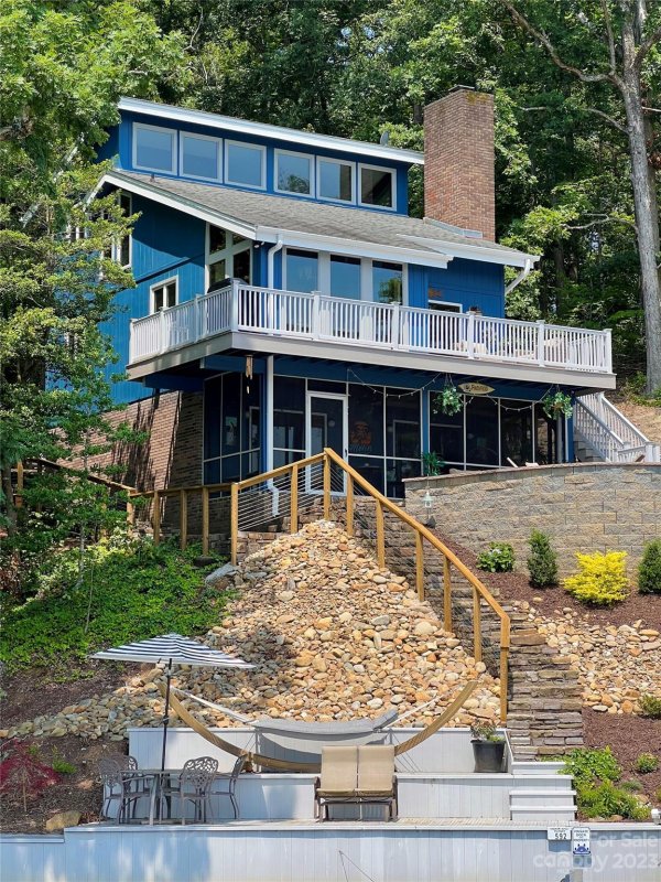 1086 Pinehaven Drive