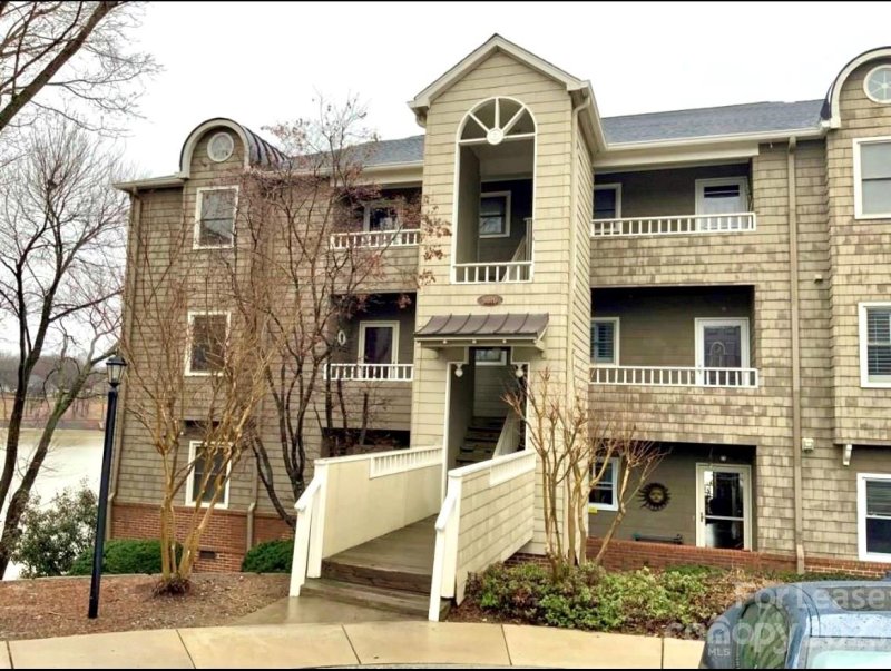 Property image 2 at 9816 Emerald Point Drive, Charlotte, NC 28278