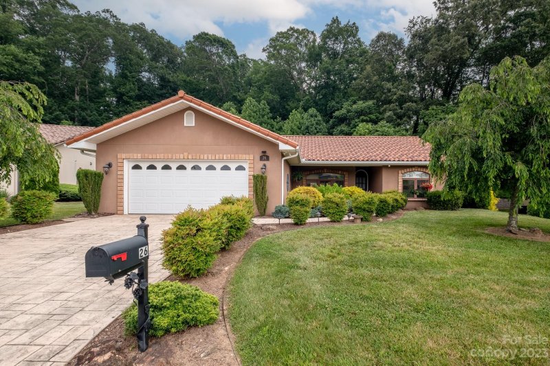 Property image 2 at 26 Ocaso Drive, Asheville, NC 28806